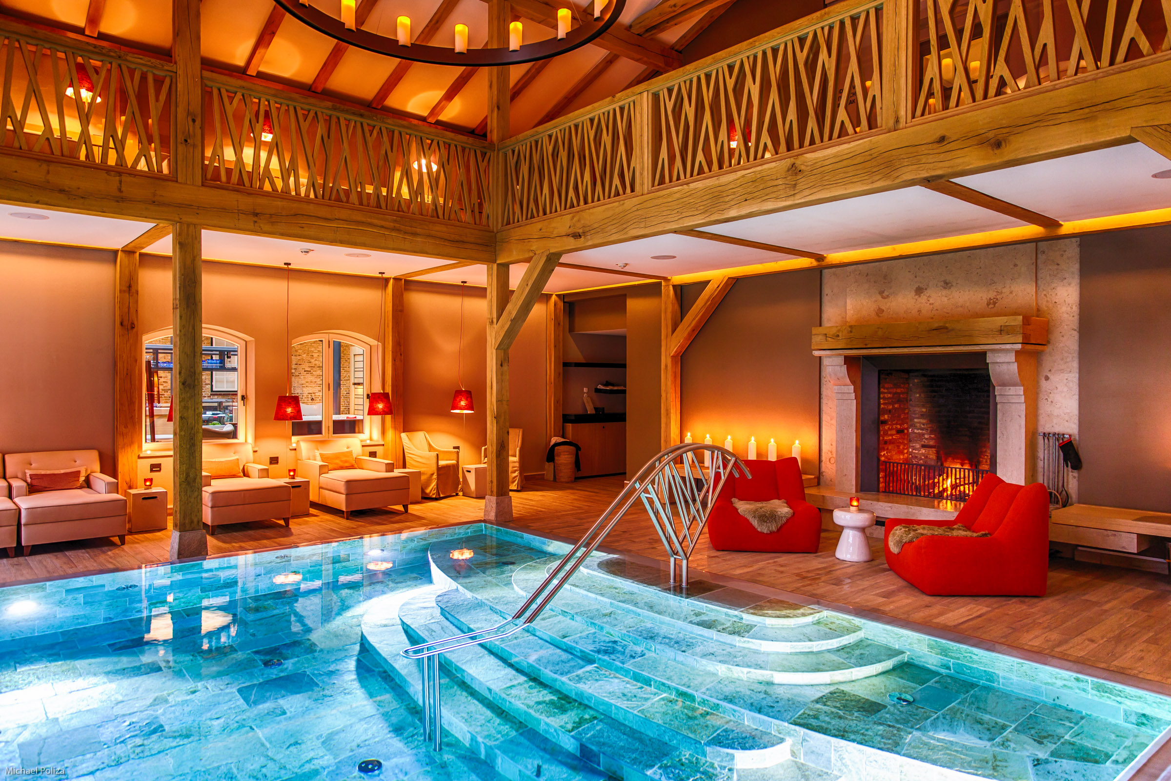 WEISSENHAUS Schlosstherme Innenpool Feuer