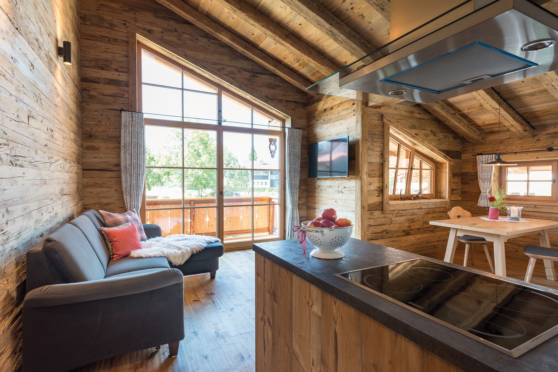 ansicht auf kueche und wohnraum in der ferienwohnung shuimeleg c www.studiowaelder.com alpzitt chalets