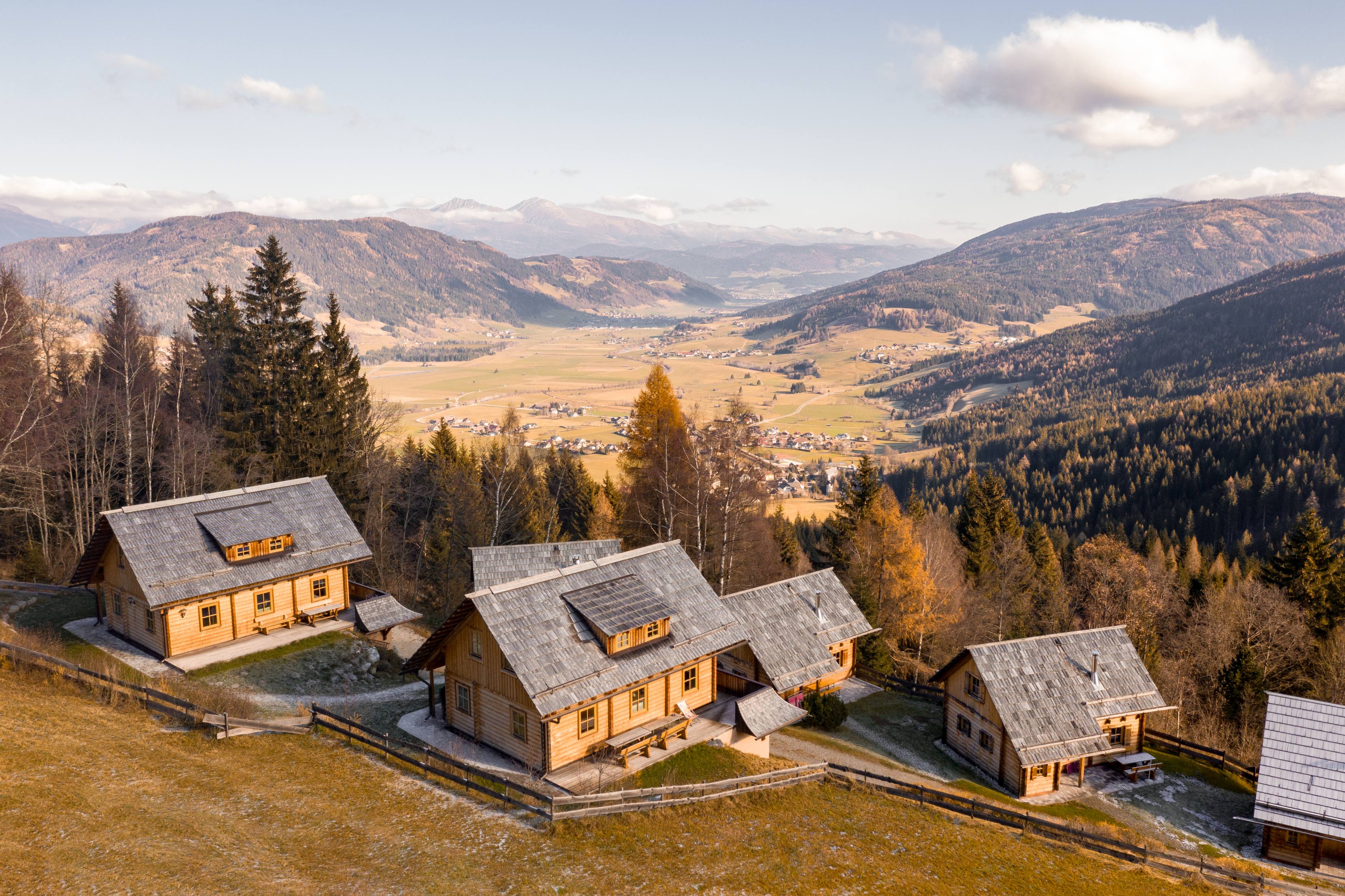 huettenulaub im almdorf lungau vor herrlichem bergpanorama c almdorf lungau tvb st. margarethen im lungau