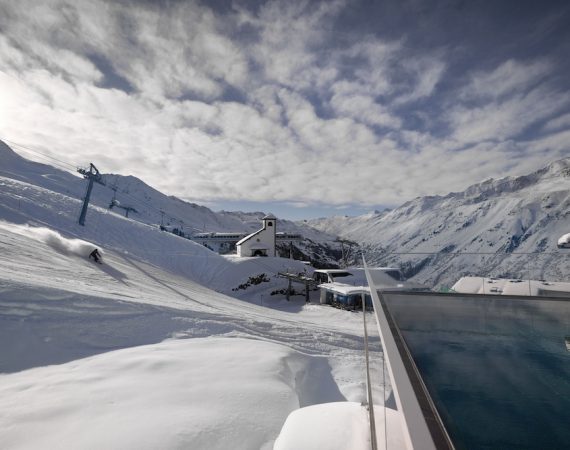 TOP Hotel Hochgurgl Beheizter Outdoor Pool mit Blick auf die Skipiste
