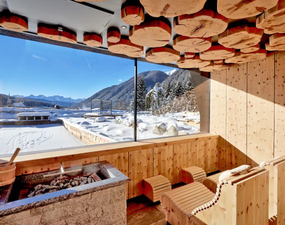 saunagenuss bei winterlicher kulisse c huber fotografie fontis luxury spa lodge
