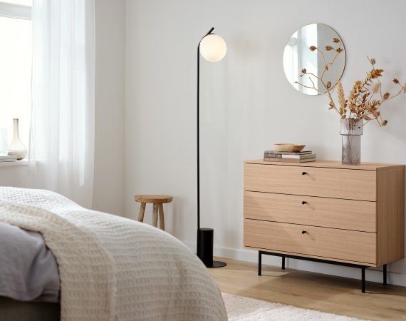 128282 Stehleuchte mit Glaskugel Schwarz 1 07.24