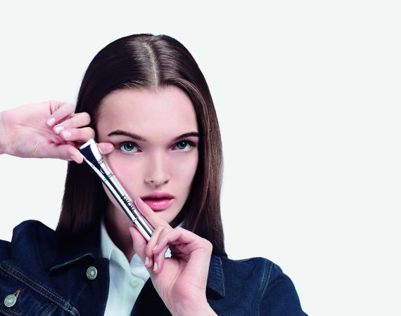 CAPTURE TOTALE HYALUSHOT MODEL VISUAL LULU 2