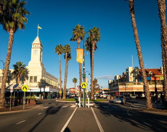 Mildura Streetscape c Visit Victoria 169090 56