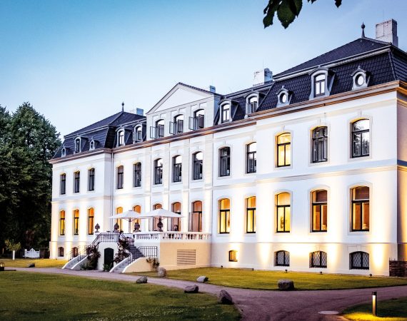 weissenhaus schlossterrasse sommerabend hd oliver lassen scaled 1