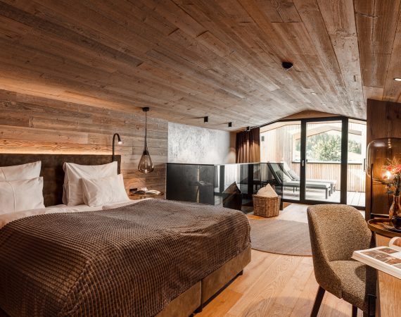 wunderschoenes schlafzimmer mit terrasse im alpenhotel kitzbuehel c jukka pehkonen alpenhotel kitzbuehel