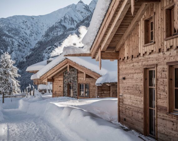alpiner baustil kombiniert mit modernem holzbau c ratko photography benglerwald berg chaletdorf
