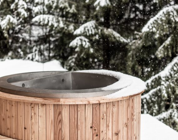 whirlpool in verschneiter landschaft c ratko photography benglerwald berg chaletdorf
