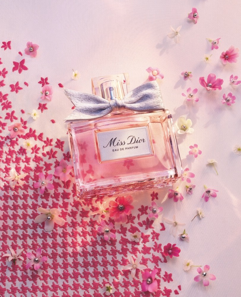 F872 LOVE ATELIER 25 P04E MISS DIOR EDP CROP L4 F39 831x1024 1