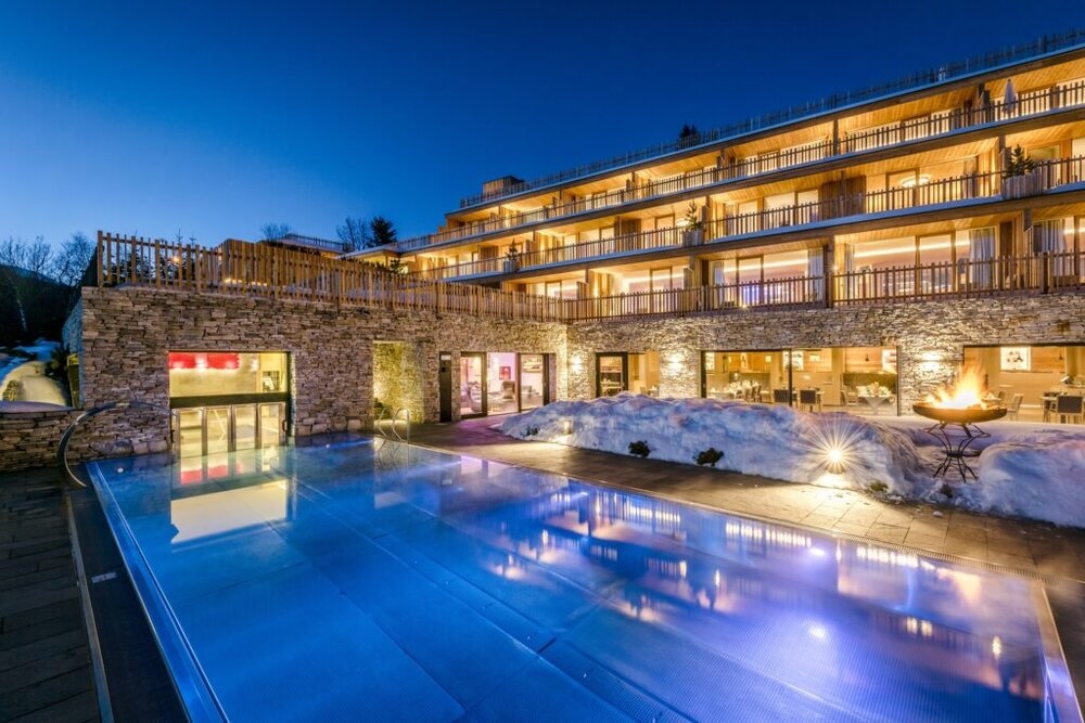 aussenansicht des hotels bei daemmerung c guenter standl tratterhof 1024x683 1