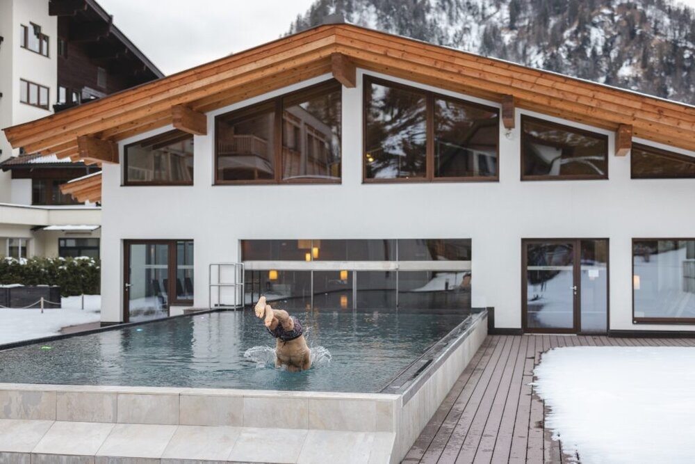 beheizter outdoorpool c mathaus gartner das walchsee aktivresort 1024x683 1