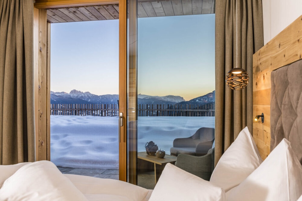 panorama ausblick vom hotelzimmer aus im winter c guenter standl tratterhof 1024x683 1