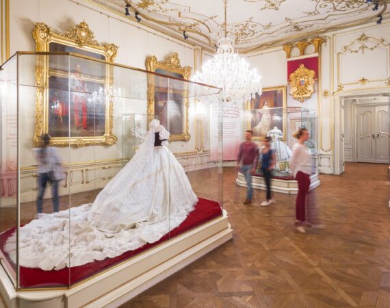 Sisi Museum Replik des ungarischen Kroenungskleides c Schloss Schoenbrunn Kultur und Betriebsges.m.b.H. Severin Wurnig