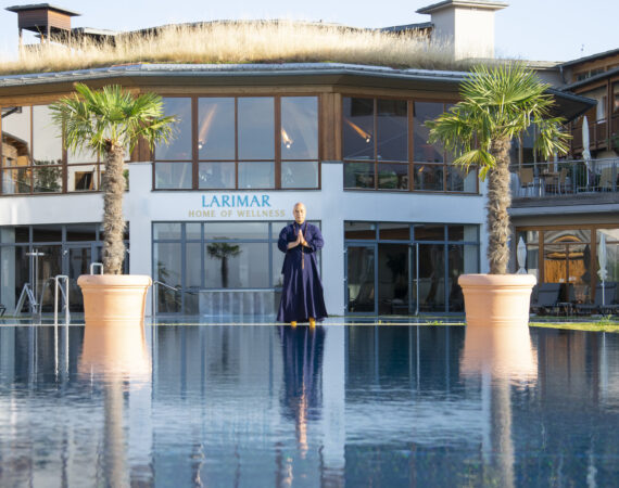 shaolin grossmeister shi yan liang am aussenpool im larimar hotel larimar