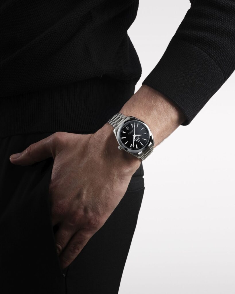 OMEGA Aqua Terra Black Dial 220.10.41.21.01.002 SE Adv ATBlack Wristshot Men 4 5 RVB red 1 819x1024 1