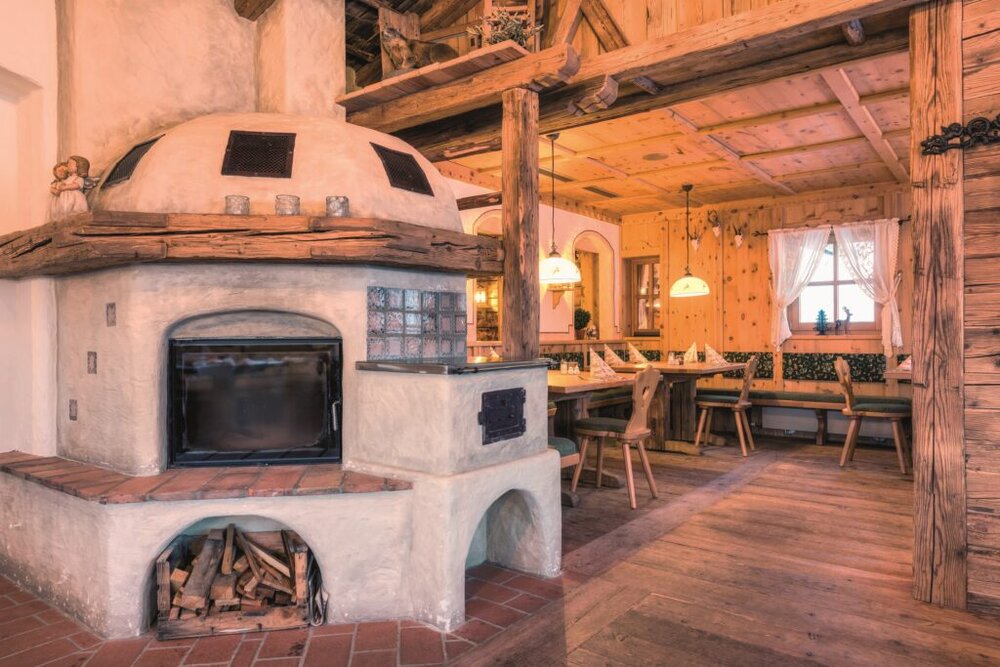 aufwaermen am urigen kamin auf der schalber alm wellnessresidenz schalber 1024x683 1