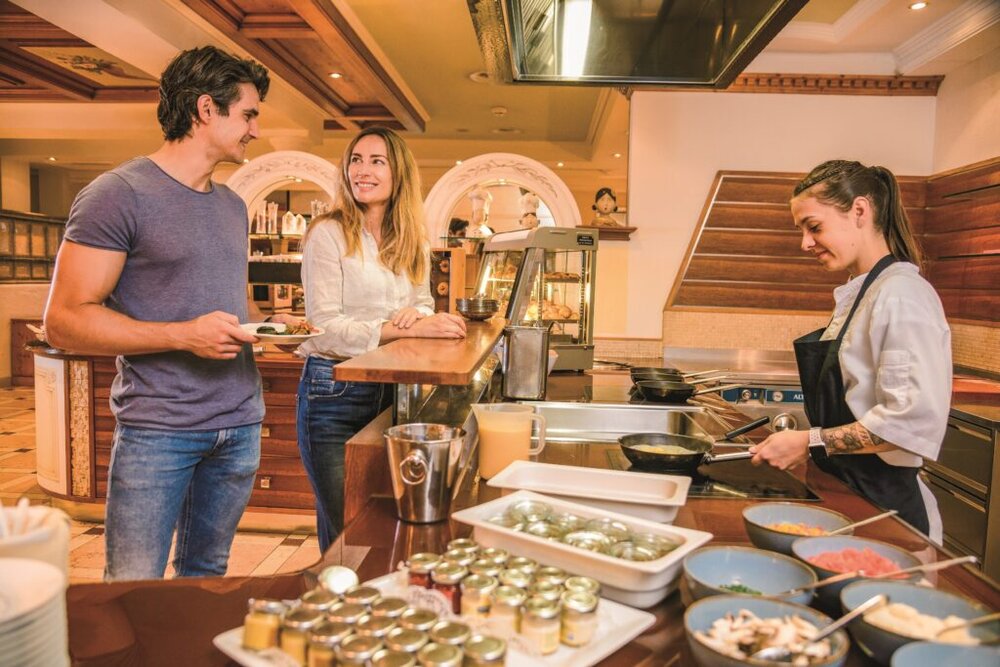 den tag am fruehstuecksbuffet genuesslich starten wellnessresidenz schalber 1024x683 1