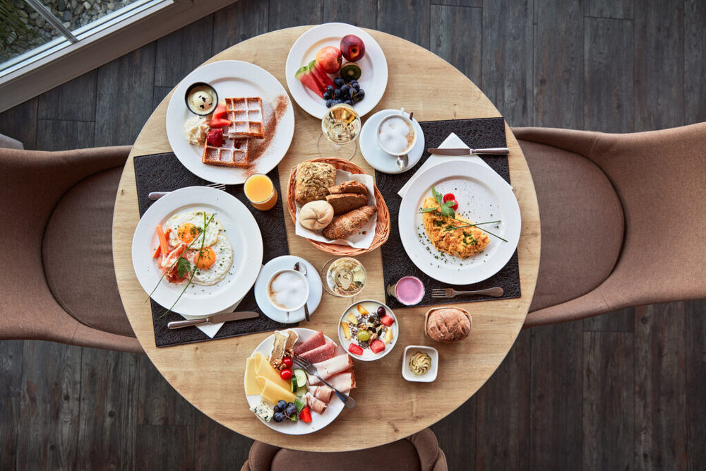 gedeckter fruehstueckstisch c michael huber hotel panorama royal 1024x683 1