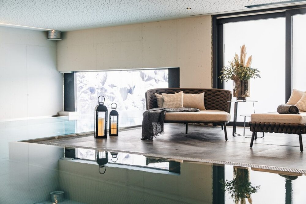 gemuetliche atmosphaere am pool hotel arpuria 1024x682 1