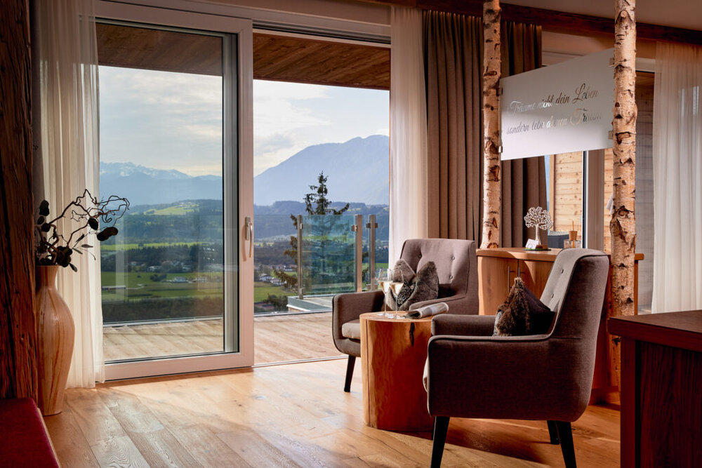 geraeumiges zimmer mit terrasse c michael huber hotel panorama royal 1024x683 1