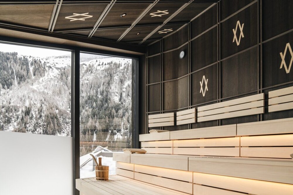 saunieren mit blick in die verschneite landschaft hotel arpuria 1 1024x683 1