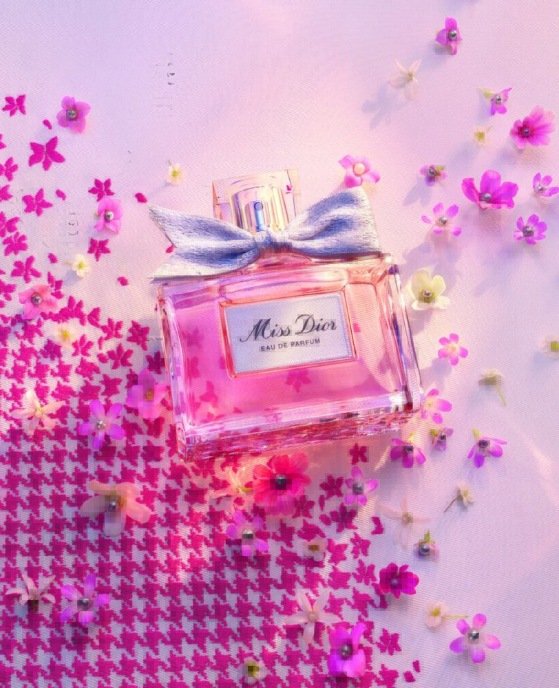 F872 LOVE ATELIER 25 P04E MISS DIOR EDP CROP L4 F39 831x1024 1