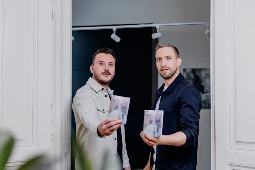Dominik Scherz und Lukas Hasenauer mit ihrem Hochzeitsbooklet ©Matthias Streibel