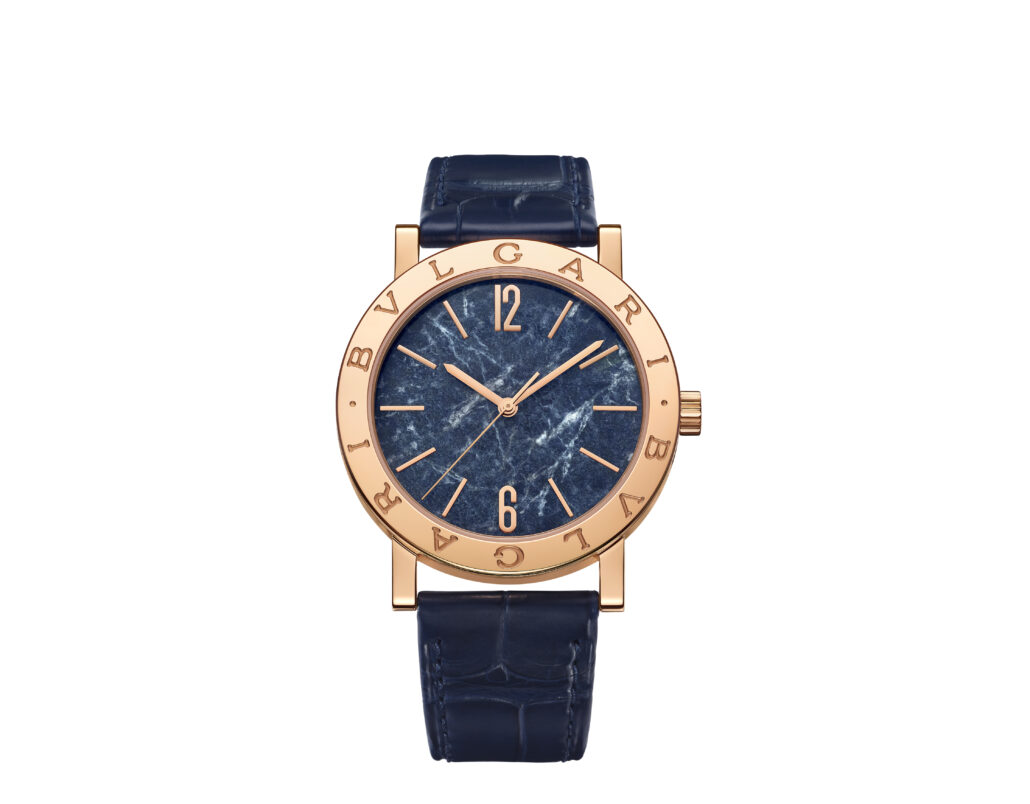 Nachtblaues „Blu Incanto“-Marmorzifferblatt mit goldenen Indexen ©Bvlgari