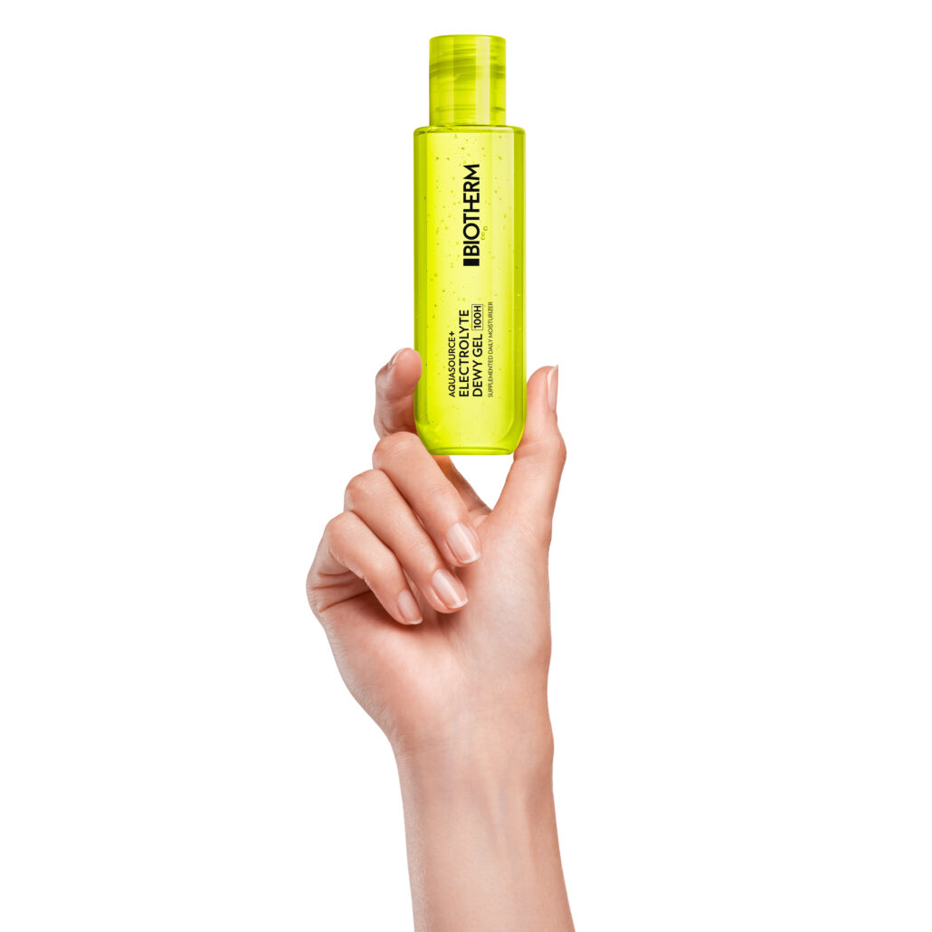 R Biotherm aquasource 26 electrolyte dewy gel 100ml 03614274694888 in hand 1x1