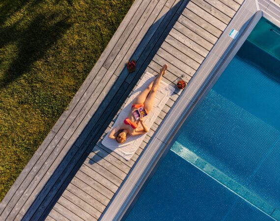 am pool entspannen c karin bergmann ratscher landhaus