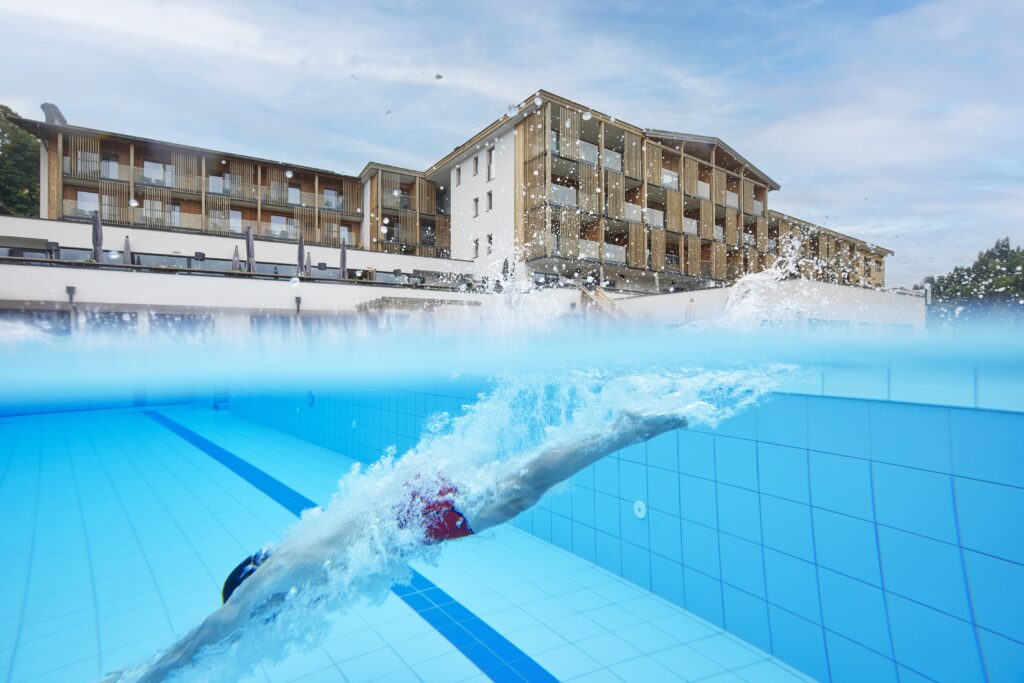 einfach mal abtauchen c simon hausberger das hohe salve sportresort 1024x683 1