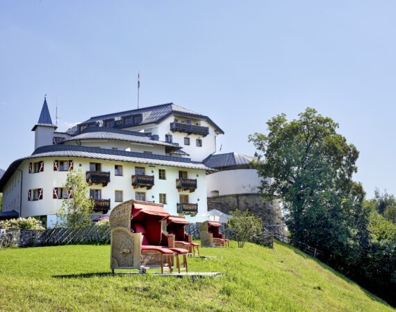 Gemuetliche Sitzecken vor dem Schloss Hotel Schloss Mittersill