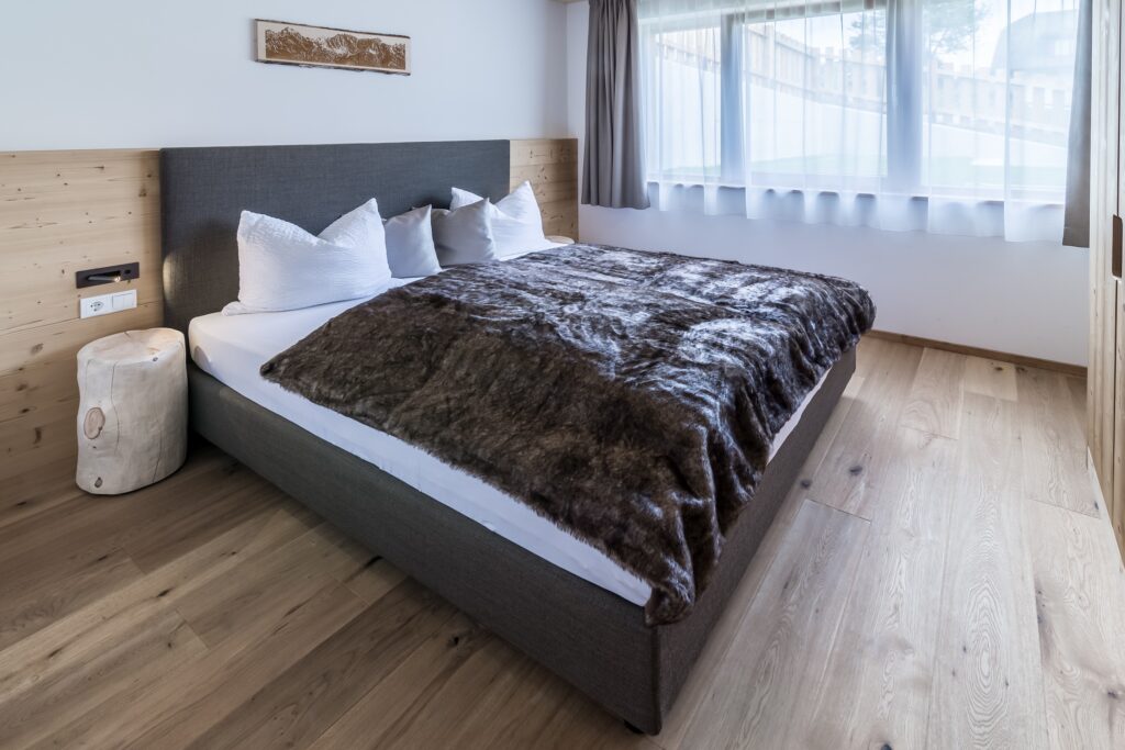 gemuetliches doppelbett in der natur suite hirben naturlaub 1024x683 1