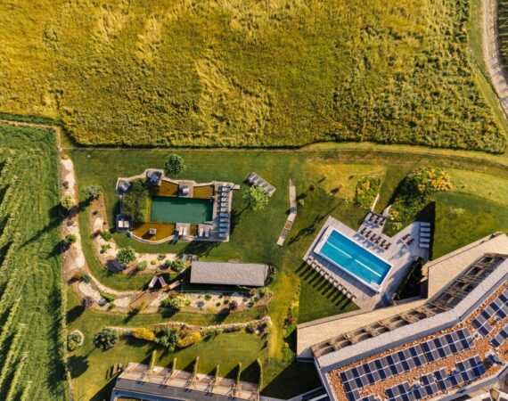 hotelansicht von oben c karin bergmann ratscher landhaus 2048x1536 1