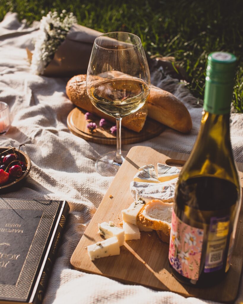 picknick in den weinbergen mit leckeren snacks c unsplash fraeulein leni 819x1024 1