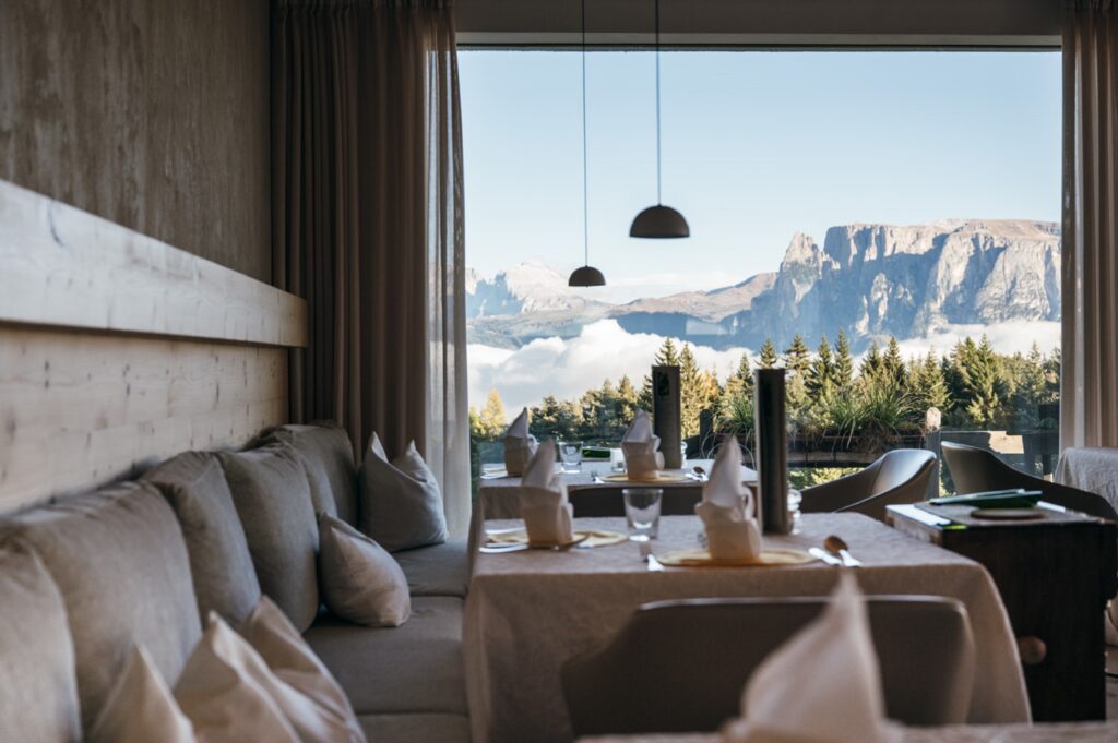 restaurant mit bergpanorama c marika unterladstaetter hotel tann 1024x681 1