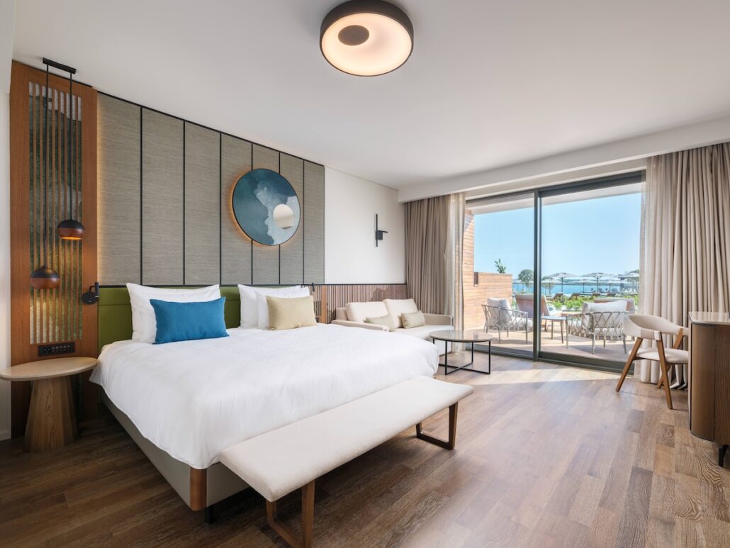 Anda Barut Deluxe Swim up Room Sea View Community Zone 21 3 Pax 1