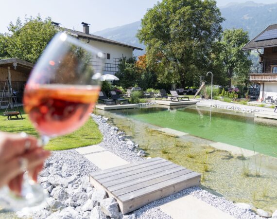 Ein Glaeschen am Naturbadeteich geniessen c Sarah Edinger Zillertaler Hofchalets