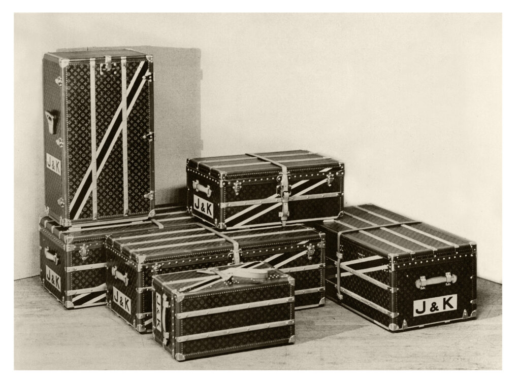 MALLES ET SECRETAIRE EN TOILE MONOGRAM 1931 COPYRIGHT ARCHIVES LOUIS VUITTON MALLETIER 1024x759 1