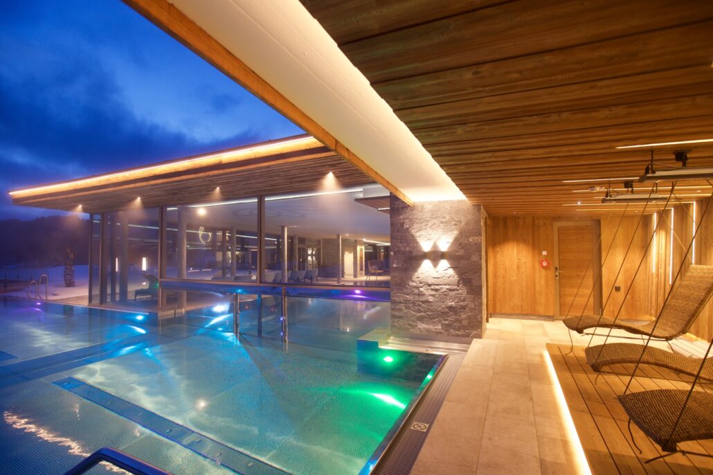 beleuchteter outdoorpool hotel bergblick 0