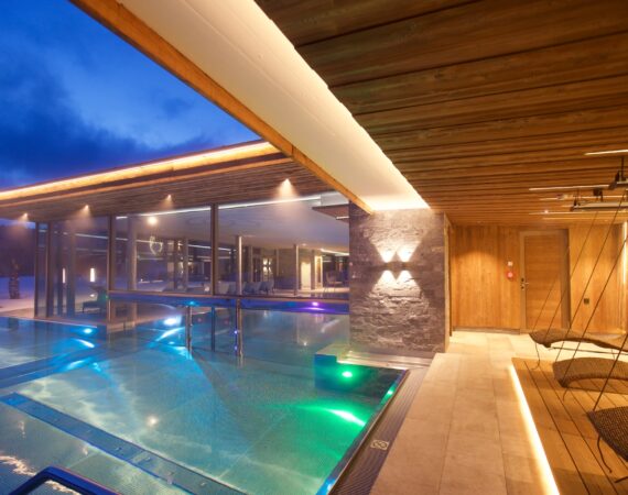 beleuchteter outdoorpool hotel bergblick 0