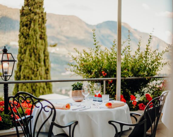 ein aperitif auf der terrasse hotel golserhof 2