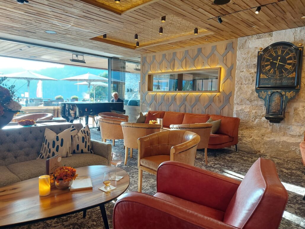gemuetliche lobby mit pianomusik hotel bergblick