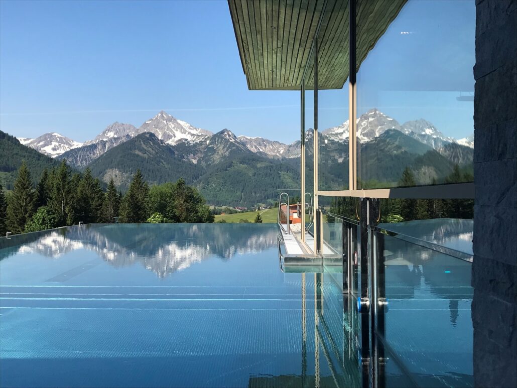 infinity pool mit blick auf die bergwelt hotel bergblick