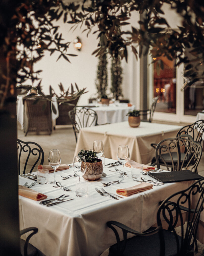 schoen gedeckte tische auf der terrasse hotel golserhof