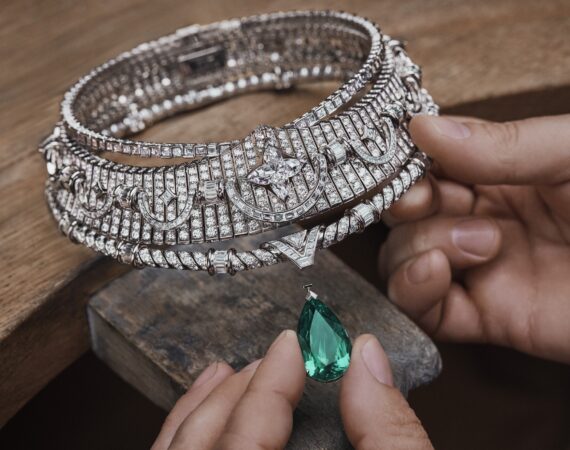 APOGEE NECKLACE 30.75 carat emerald from Brazil 10.56 carat Flawless LV Monogram Star cut diamond and diamonds LOUIS VUITTON VIRTUOSITY HIGH JEWELRY ©Piotr Stoklosa 3