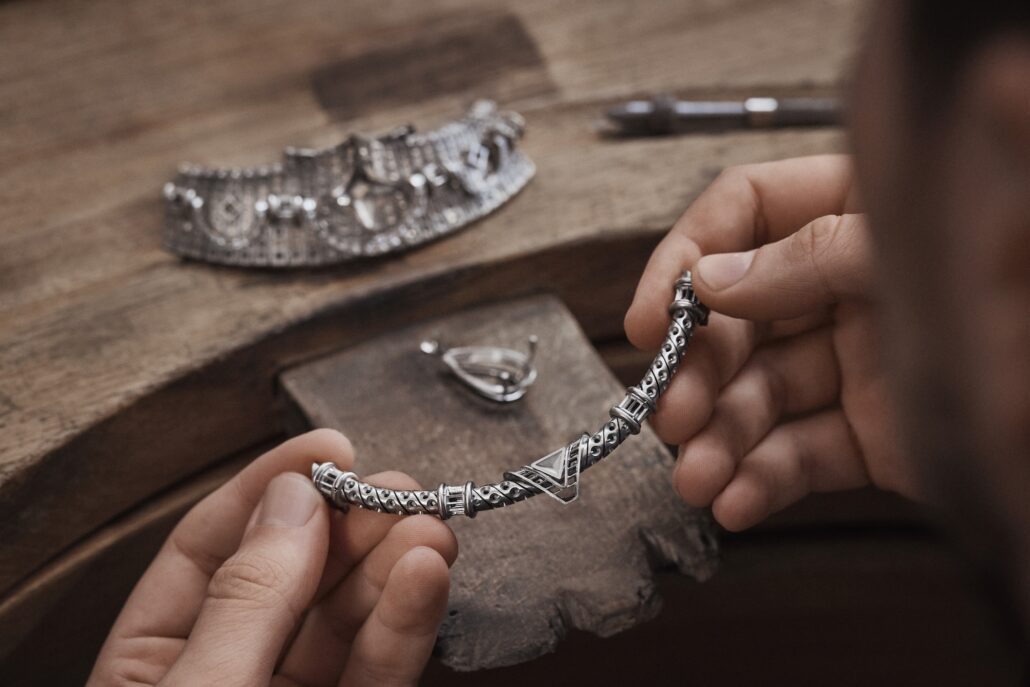 APOGEE NECKLACE Mounting during crafting LOUIS VUITTON VIRTUOSITY COLLECTION LOUIS VUITTON HIGH JEWELRY ©Piotr Stoklosa 1