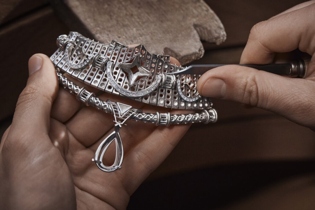 APOGEE NECKLACE Mounting during crafting LOUIS VUITTON VIRTUOSITY HIGH JEWELRY ©Piotr Stoklosa 1