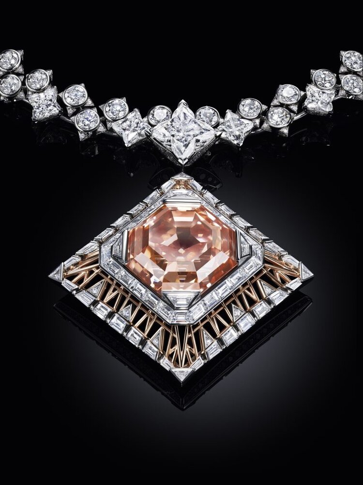 LOUIS VUITTON HJ AWAKENED STILL LIFE COEUR DE PARIS NECKLACE CLOSE UP©Thomas Legrand 768x1024 1