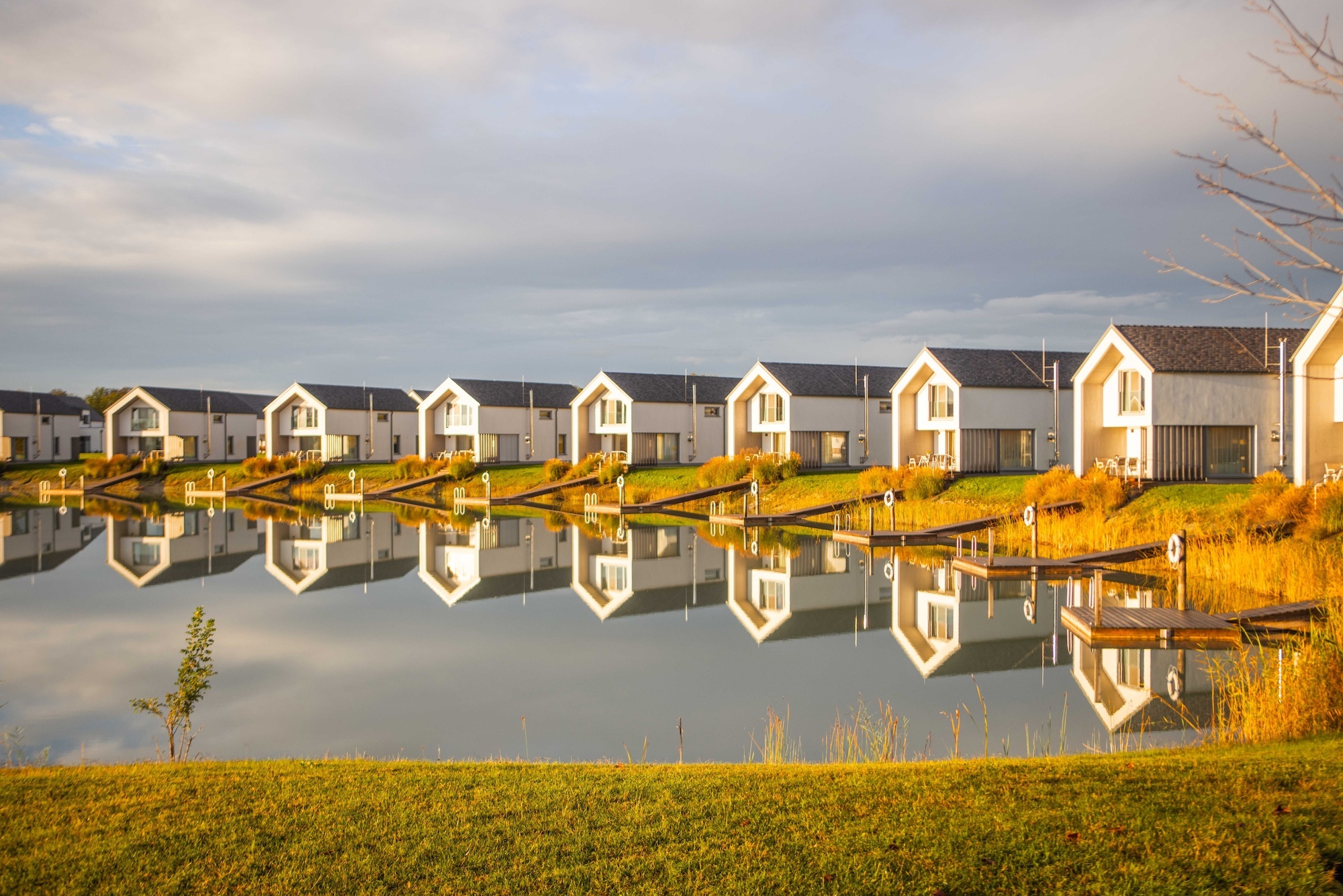 herbstliche ansicht der lakeside residenzen vila vita pannonia